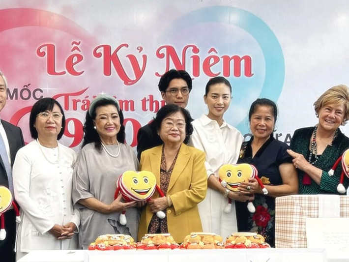 Trên trang cá nhân, Ngô Thanh Vân vừa chia sẻ hình ảnh đi làm từ thiện cùng ông xã Huy Trần.