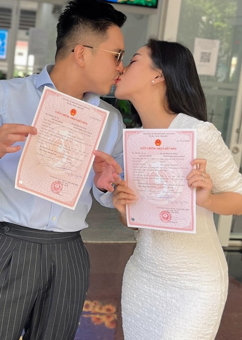 Mới đây, trên trang cá nhân, Liêu Hà Trinh khoe loạt ảnh bên Anh Khoa khi đi đăng ký kết hôn.