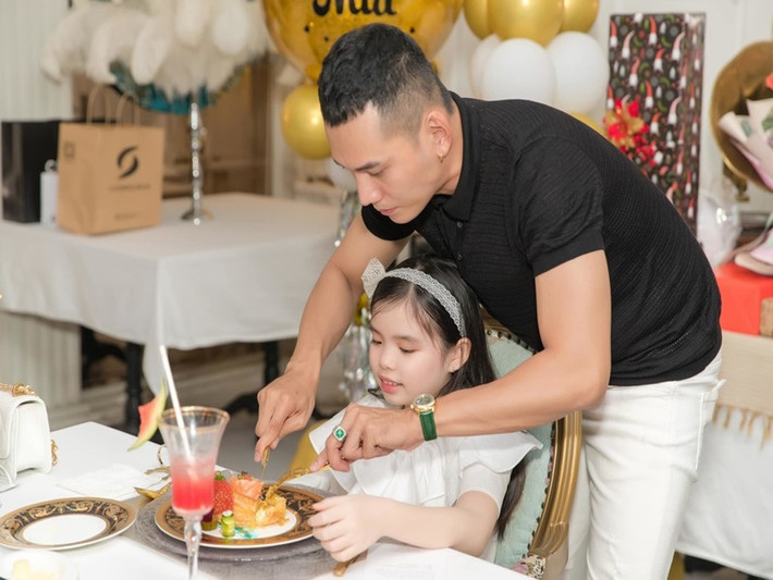 Lý Bình tận tình chăm sóc con gái riêng của Phương Trinh Jolie. Chia sẻ trên Ngôi sao, anh cho biết, bản thân không còn khái niệm bé Mia là con riêng của vợ.