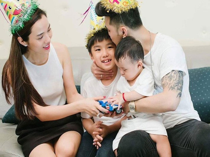 Trong showbiz Việt, Ưng Hoàng Phúc là một trong những nam nghệ sĩ chiều chuộng con riêng của vợ bậc nhất. Chia sẻ trên Zing, Ưng Hoàng Phúc khẳng định, anh chăm sóc, dành cho bé những thứ tốt nhất và không thua kém con ruột.