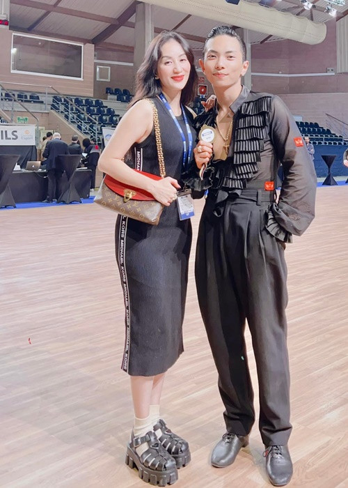 Ở đội tuyển khiêu vũ thể thao Việt Nam tham gia SEA Games 31, trong khi Phan Hiển là vận động viên thì Khánh Thi làm huấn luyện viên trưởng. Ảnh: FBNV