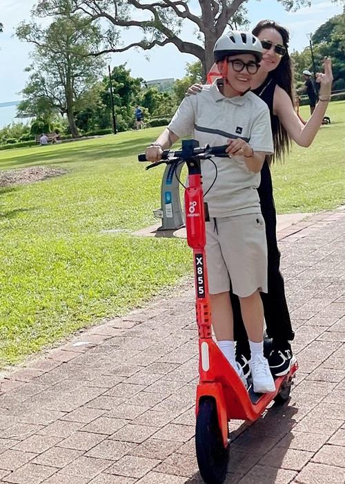 Nữ ca sĩ được khen có những thay đổi đáng kể về ngoại hình lẫn phong cách thời trang.