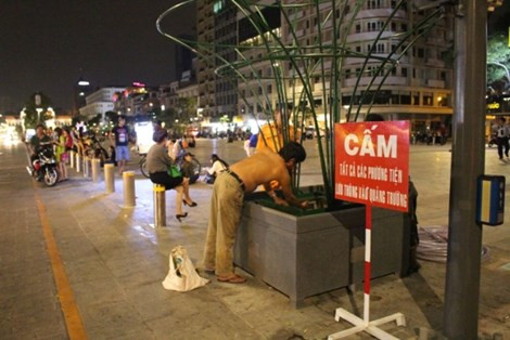Điều đặc biệt là đến tận lúc nửa đêm, phố đi bộ Nguyễn Huệ vẫn đông đúc khách tham quan. Không khí dịu mát giữa không gian thoáng đãng, lung linh ánh đèn đã níu chân nhiều người ngồi lại nơi này.