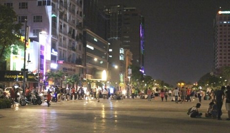 Qua ghi nhận, lực lượng chức năng vẫn luôn túc trực để bảo đảm an ninh trật tự trên phố đi bộ.