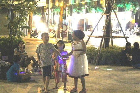 Đặc biệt, tuy đã nửa đêm nhưng vẫn còn rất nhiều trẻ em nô đùa, vui chơi trên phố đi bộ. Theo lời của một phụ huynh: “Bé nhà tôi rất thích đến phố đi bộ Nguyễn Huệ nên tối cuối tuần tôi tranh thủ đưa bé đi. Bé chưa muốn về ngủ nên tôi cho bé chơi khuya hơn một tý vì mai cháu không phải đi học”.