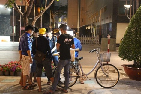 Được biết, từ sau 23 giờ, các loại xe được quyền chạy lưu thông vào đường Nguyễn Huệ. Vì thế, bên lề của phố đi bộ, xe bán hàng tập trung thành hàng dài, sẵn sàng phục vụ khách. Một số khác thì chạy xe vào cả khu vực đài phun nước để chào mời khách mua hàng.