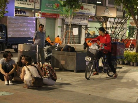 Quan sát, vào thời điểm này, nhiều nhóm bạn trẻ vẫn còn ngồi tụm lại rất đông tại khu vực đài phun nước. Họ ăn uống, đàn hát vui vẻ. Một số khác thì tranh thủ tạo dáng, chụp ảnh lúc nửa đêm. Vài người tranh thủ chơi thể thao, chạy bộ. Tại khu vực nhà vệ sinh và trạm chờ xe buýt, nhiều đôi tình nhân ngồi lại tâm sự cùng nhau.