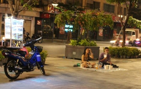 Nhiều cặp tình nhân vẫn ngồi lại ăn uống, trò chuyện.