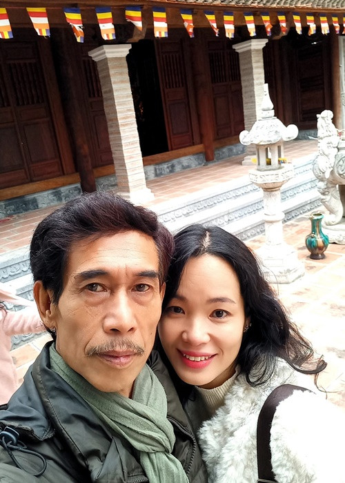 “Do tính chất công việc của bà xã phải đều đặn đến nơi làm việc hơn mình, trong khi ngoài những lúc đi diễn tôi có thể ở nhà nên tôi cũng chủ động trong việc đỡ đần vợ chăm sóc con cái. Tôi cũng biết nấu cháo với quấy bột mặc dù cũng hay bị vợ chê là “hôm loãng, hôm đặc”, nam diễn viên chia sẻ trong cuộc phỏng vấn với Dân Trí năm 2017.