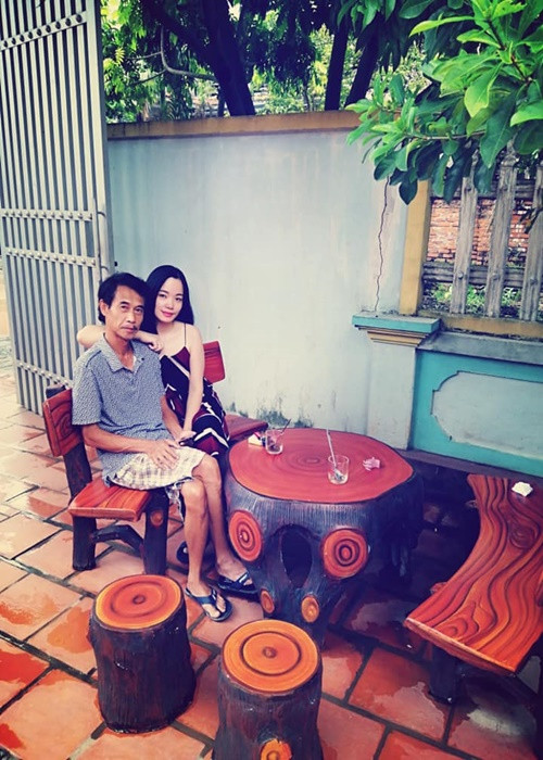 Phú Đôn lấy vợ muộn ở tuổi ngoài 40. Anh và Hồng Vân quen nhau qua sự mai mối của gia đình.