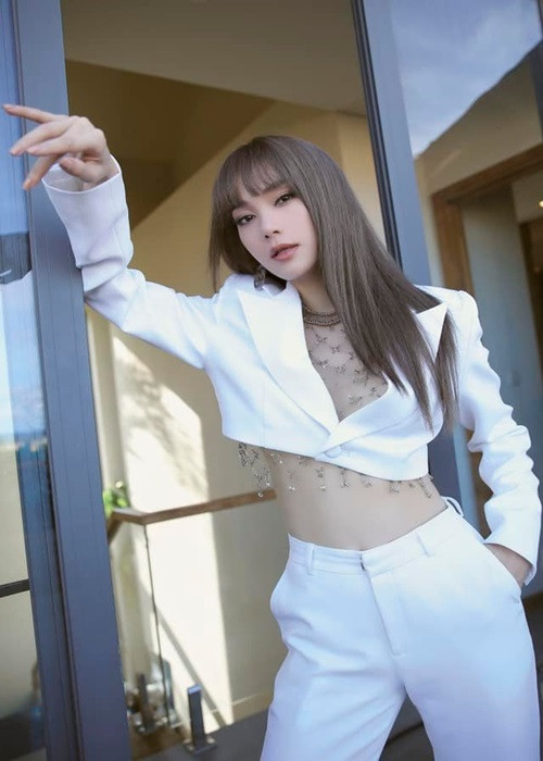 Về chồng sắp cưới, Minh Hằng chưa từng hé lộ danh tính. Chỉ vài lần hiếm hoi cô chia sẻ bên nửa kia giấu mặt và nhắc đến người này trên báo chí. Ảnh: FBNV