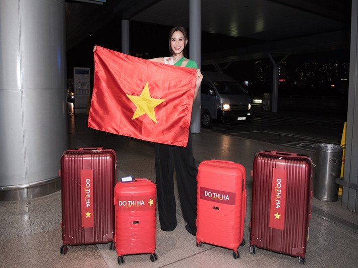 Xuất hiện tại sân bay, nàng hậu diện áo xanh cut-out kết hợp quần tôn dáng làm nổi bật đôi chân dài 1m11 “trứ danh” của mình.