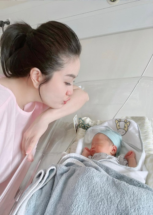 Con trai của Bảo Thy trộm vía cứng cáp, bụm bẫm thấy rõ qua từng ngày.