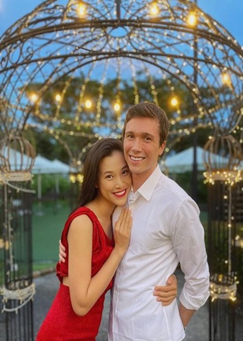 Ở Singapore, Hoàng Oanh vừa chăm con vừa nhận được nhiều dự án làm MC, chụp quảng cáo, quay video quảng bá cho Tổng cục Du lịch Singapore.