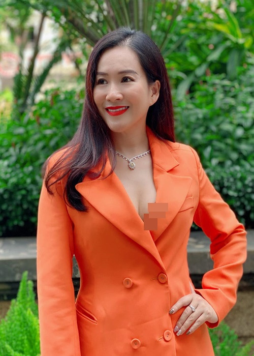 Bà xã của Bình Minh ngày càng trẻ trung, gợi cảm.