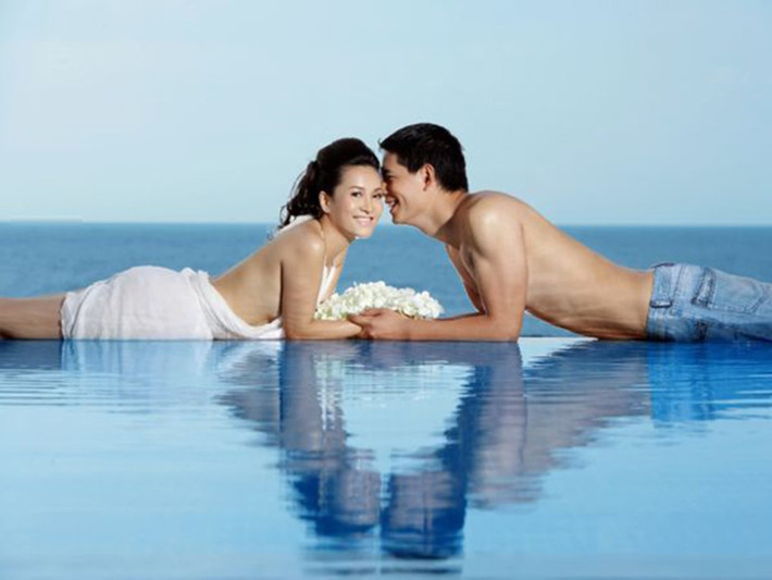 Bà xã của Bình Minh khoe lưng trần quyến rũ trong bộ ảnh cưới ở biển.