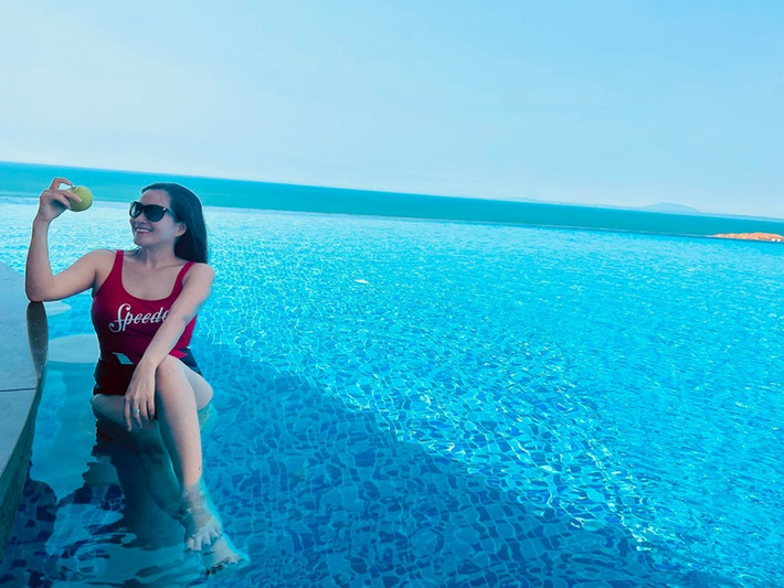 Cô khoe body nuột nà, làn da trắng mịn, gương mặt đầy tươi tắn.