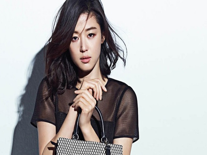 Jeon Ji Hyun là một trong những diễn viên Hàn có cát-sê cao ngất trong những năm qua. Năm 2021, tờ Hanbook Ilbo cho biết, Jeon Ji Hyun được trả mức thù lao lên đến 200 triệu won (3,8 tỷ đồng) cho mỗi tập phim. Ảnh: Thể thao văn hóa