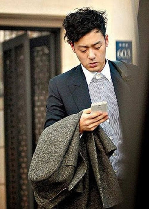 Chồng của Jeon Ji Hyun sinh ra trong một gia đình bề thế với bố là chủ một ngân hàng và là cổ đông lớn nhất của một tập đoàn bất động sản, bà là nhà thiết kế trang phục hanbok danh tiếng, mẹ là nhà thiết kế nổi tiếng. Ảnh: Phụ nữ Việt Nam
