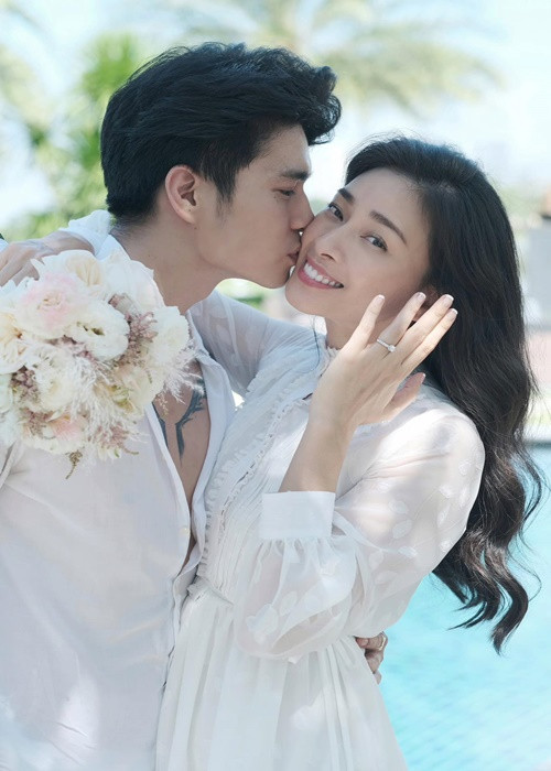 Mới đây, Ngô Thanh Vân khoe nhẫn cầu hôn từ Huy Trần. Nữ diễn viên còn viết tâm thư thông báo tin vui này với khán giả.