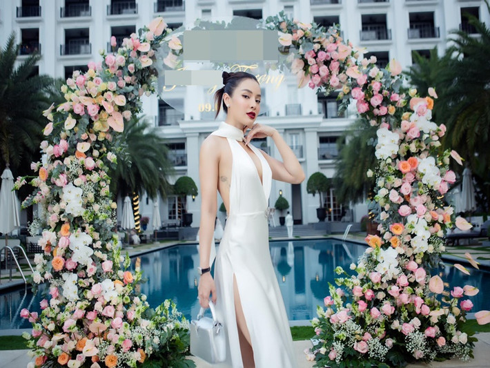 Bà xã của Lý Bình chuộng mặc trang phục cắt xẻ.