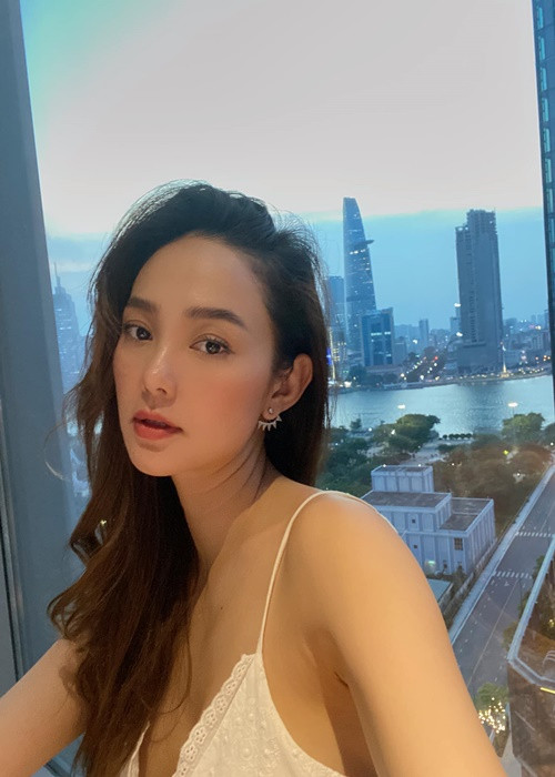 Minh Hằng thường chọn các mẫu áo hai dây hoặc áo cổ chữ U ở đời thường.