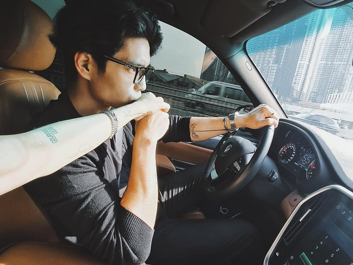 Ngoài nấu ăn cho Ngô Thanh Vân vào buổi sáng, Huy Trần còn đưa bạn gái đi dạo phố vào buổi trưa và đón bạn gái vào buổi tối.