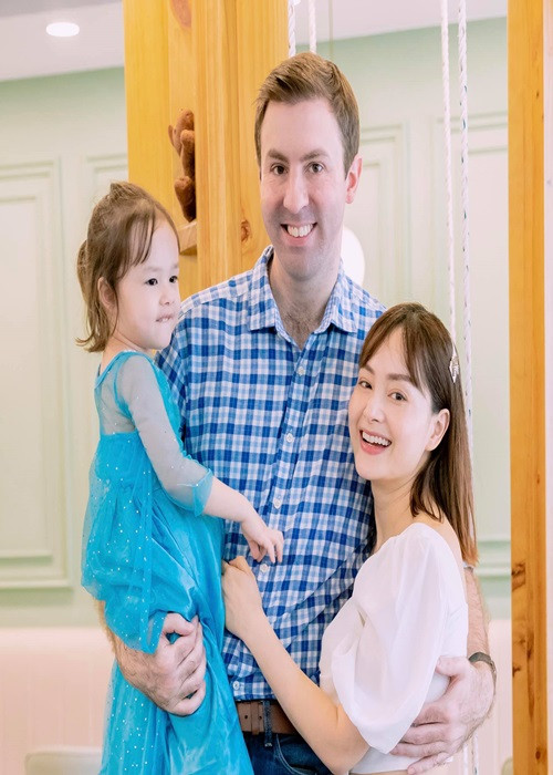 Trong “Cô gái xấu xí”, Chi Bảo còn kết hợp với Lan Phương. Sau bộ phim này, Lan Phương liên tục đóng phim. Hiện tại, nữ diễn viên có tổ ấm hạnh phúc bên chồng Tây và con gái.