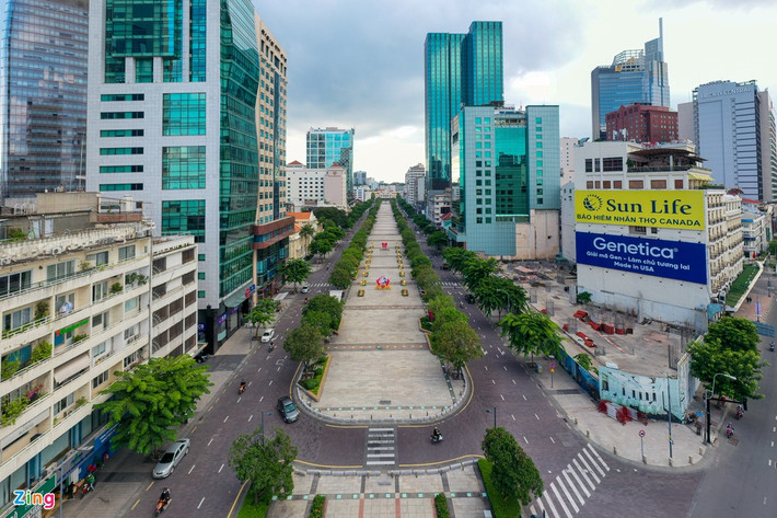 Khu vực phố đi bộ Nguyễn Huệ vắng bóng du khách vào buổi chiều cuối tuần.