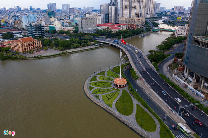 Chiều 29/5, các tuyến đường vốn đông người qua lại ở TP.HCM như Đồng Khởi, Tôn Đức Thắng, Nam Kỳ Khởi Nghĩa... trở nên vắng vẻ hơn sau khi UBND TP.HCM yêu cầu không tập trung quá 10 người để phòng dịch Covid-19. Theo chỉ đạo mới, hàng quán chỉ phục vụ khách mang đi.