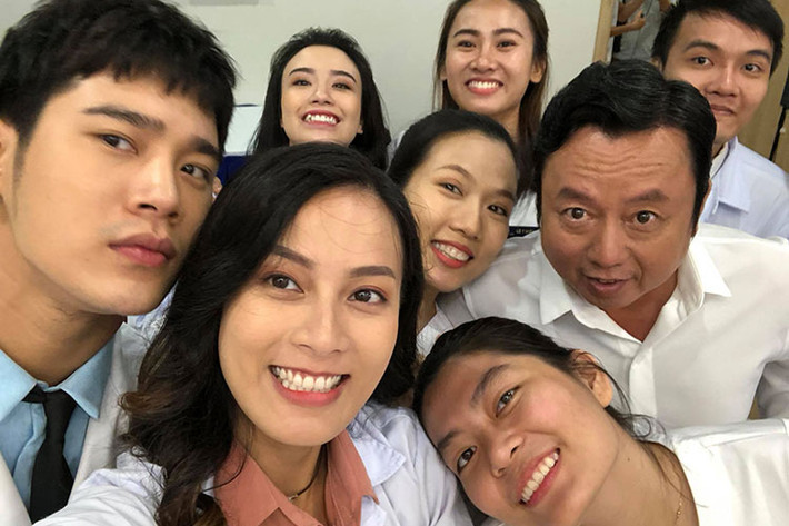 Trên phim trường, Linh Miu khá thân thiết với các diễn viên khác.