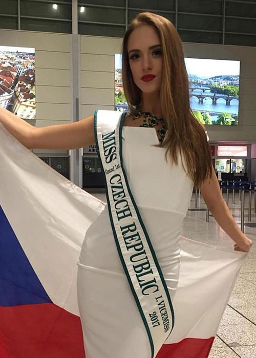 Đại diện CH Czech, Tây Ban Nha, Jamaica vừa có mặt sân bay đi Myanmar. Ảnh: Globalbeauties