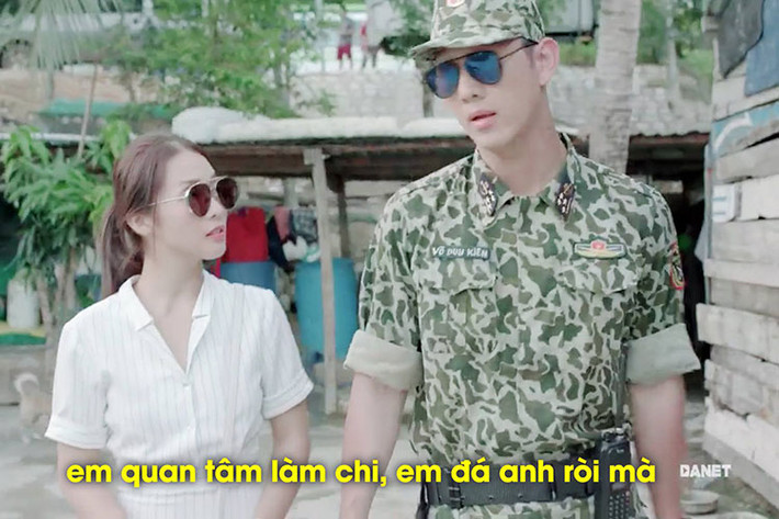 "Em quan tâm làm chi, em đá anh rồi mà", đại úy Duy Kiên hài hước nói với bác sĩ Hoài Phương khi chở cô đi ra biển bằng cano.