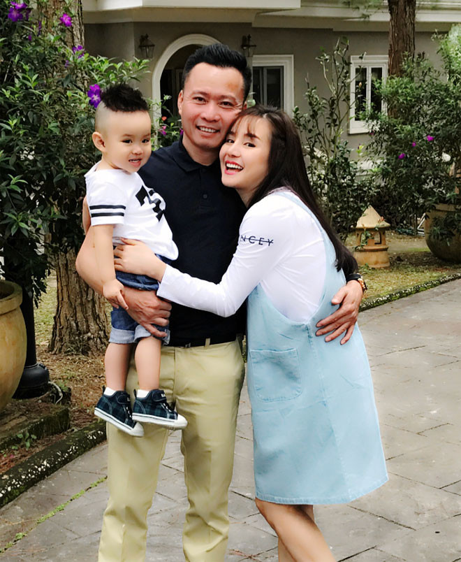 Từng là một nữ ca sĩ được rất nhiều khán giả mến mộ nhưng sau khi kết hôn, Vy Oanh khá im ắng, không còn xuất hiện nhiều trong các sự kiện giải trí. Chồng Vy Oanh là doanh nhân Lê Thiện, hơn cô 15 tuổi.