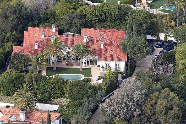 Theo TMZ, David Beckham đã mua căn biệt thự với diện tích khoảng 1.200 m2 này với giá 22 triệu USD (khoảng 512 tỷ VND).