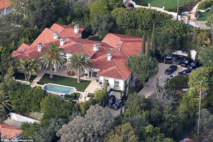 Gia đình David Beckham được cho là đã bán căn biệt thự xa hoa của mình tại Beverly Hill sau 11 năm gắn bó với giá 33 triệu USD (hơn 770 tỷ VND).