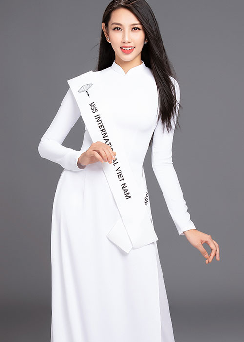 Nguyễn Thúc Thùy Tiên sẽ đại diện Việt Nam tham gia cuộc thi Miss International 2018 (Hoa hậu Quốc tế) thay cho Á hậu Thúy An không thể đi thi đấu vì sức khỏe không đảm bảo. Mới đây, Thùy Tiên vắng mặt trong top 15 cuộc thi được dự đoán bởi chuyên trang sắc đẹp Missosology. Ảnh: Mr AT