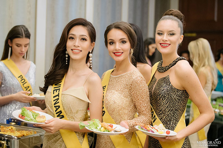 Hình ảnh Phương Nga thưởng thức bữa tối trong tiệc chào mừng thân mật.