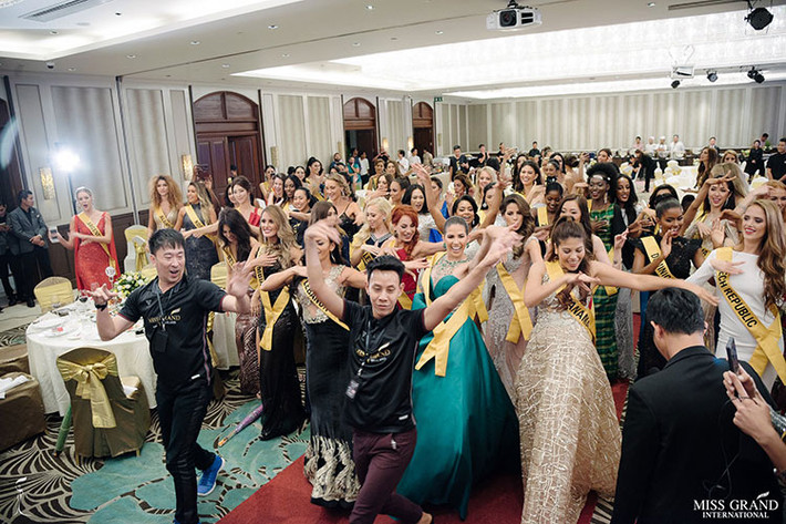 Dàn thí sinh Hoa hậu Hòa bình Quốc tế 2018 cùng ê-kíp cuộc thi quậy tưng bừng.