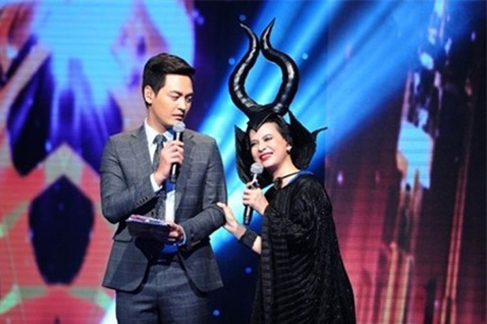 Khi lấn sân làm MC vào năm 2014, Cát Phượng được một số khán giả khen dẫn dắt hài hước nhưng không ít người lại tỏ ra khó chịu bởi tính cách tưng tửng của cô. Ảnh: Khampha