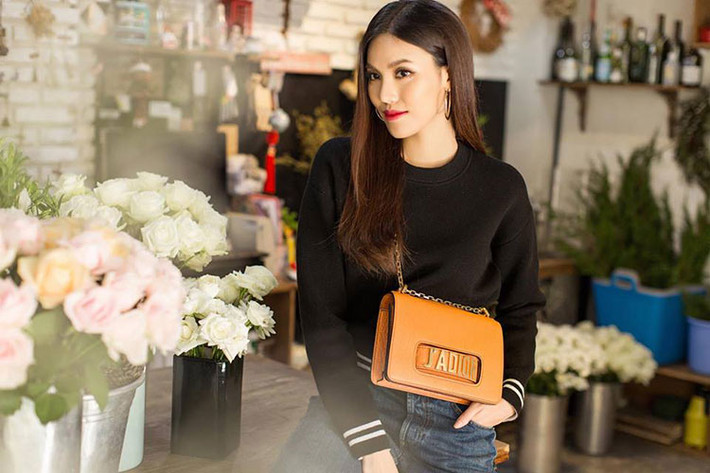 Lan Khuê còn tham gia huấn luyện tại một lò đào tạo hoa hậu tại Việt Nam.