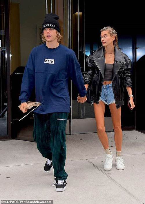 Justin – Hailey nối lại tình xưa từ hồi tháng 6, đính hôn chóng vánh sau đó 3 tuần và thường xuyên ôm hôn tình tứ giữa chốn đông người.