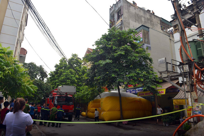 Ngay sau đó, thông tin đã được báo tới lực lượng cảnh sát cơ động, cảnh sát PCCC Hà Đông và đội cứu hộ cứu nạn cảnh sát PCCC Công an TP Hà Nội.