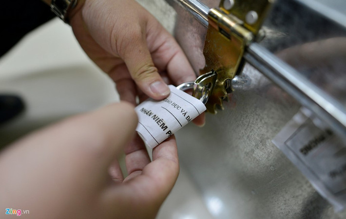 Khóa và niêm phong bài thi trong các thùng sắt.