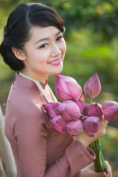 Sinh năm 1988, ngay khi còn ngồi trên ghế trường Đại học Ngoại thương, Thu Hà đã cộng tác với Đài truyền hình Việt Nam. Năm 2010, tốt nghiệp đại học, cô chính thức trở thành BTV của Bản tin Thời sự 19h.