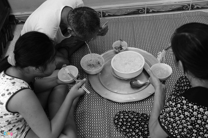 Nhớ về lúc bé Nga còn nhỏ, chị Hợi kể: "Đó là những ngày tháng vất vả nhất khi chồng thì vẫn bệnh nặng mà con thì chưa biết gì. Nhiều lúc anh ấy cởi truồng chạy khỏi trung tâm, còn bé Nga cứ khóc ngằn ngặt, tôi một mình không biết phải làm thế nào. May mà còn có các cô hộ lý chia nhau đi tìm giúp. Bây giờ, cuộc sống đã dễ thở hơn nhưng cả nhà vẫn chỉ trông vào hơn 4 triệu tiền trợ cấp của chồng, phải tằn tiện lắm mới đủ sống".