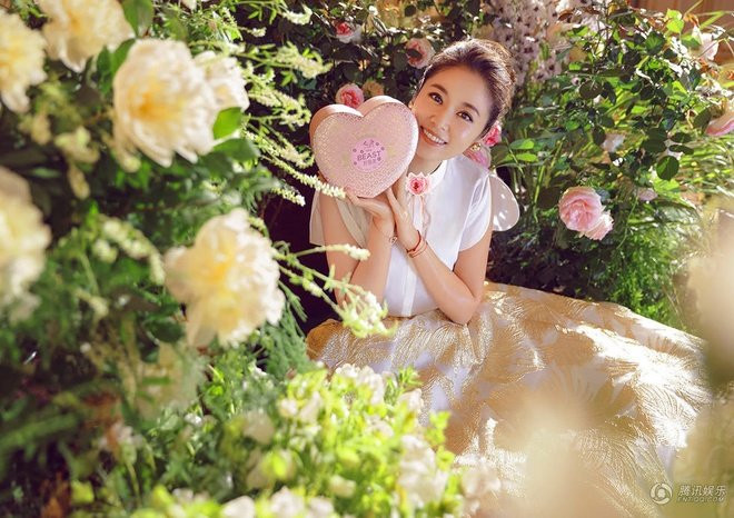 Một bức hình Lâm Tâm Như diện váy màu be khá giống trang phục cưới.