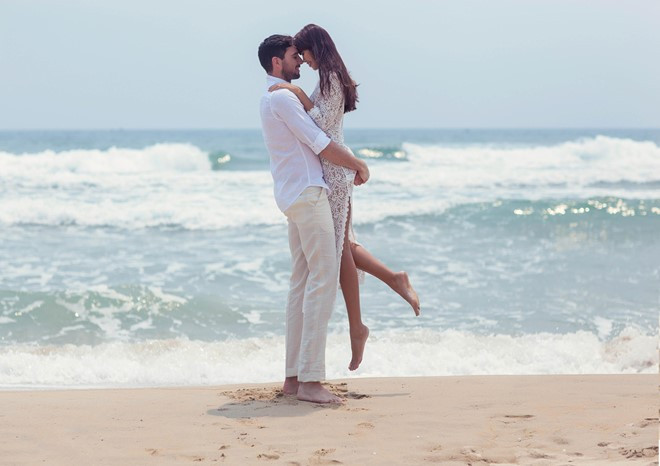 Sau đám hỏi tại gia đình nhà gái ở Hà Nội, siêu mẫu Hà Anh giới thiệu bộ ảnh cưới được chụp trên biển Đà Nẵng, một trong những điểm đến yêu thích của vợ chồng siêu mẫu.