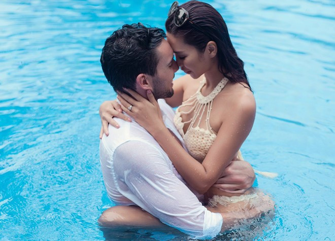 Trong khung ảnh khác, giám khảo Hoa khôi Áo dài thay trang phục bikini len gợi cảm, tình tứ bên chồng. Olly sinh năm 1984, anh kém Hà Anh 2 tuổi nhưng khá chững chạc, chín chắn.