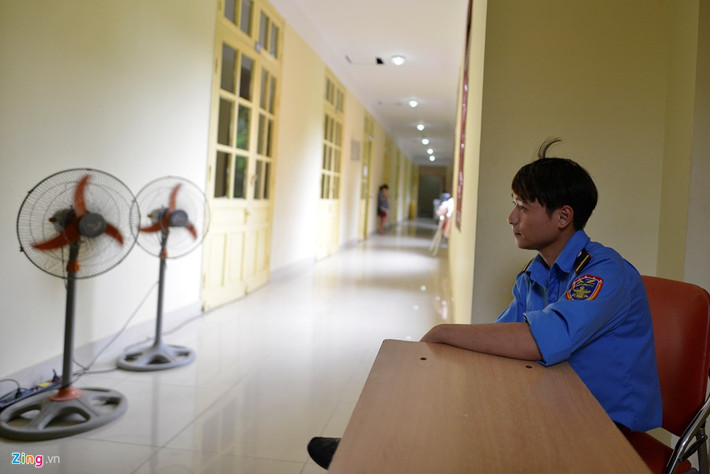 Khu vực chấm thi luôn có bảo vệ, thanh tra, an ninh. Camera được lắp ở hành lang và trong mỗi phòng chấm thi.
